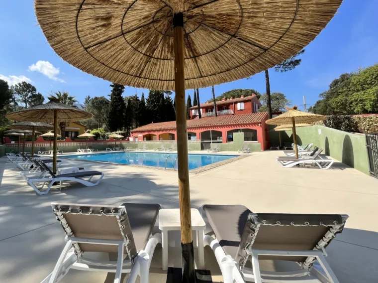 Détente à la Piscine
