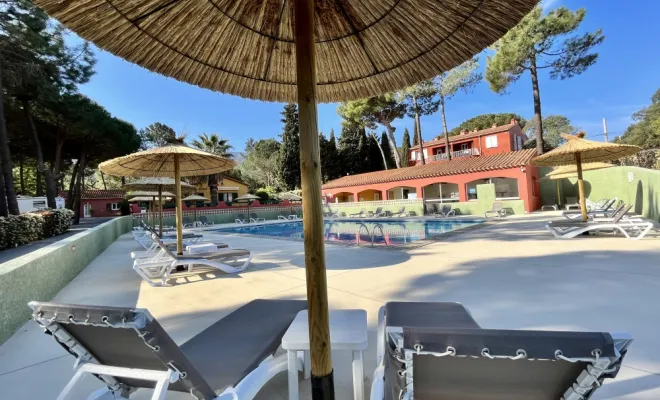 La Piscine au calme avec ses Parasols, Argelès-sur-Mer, Domaine des Mimosas