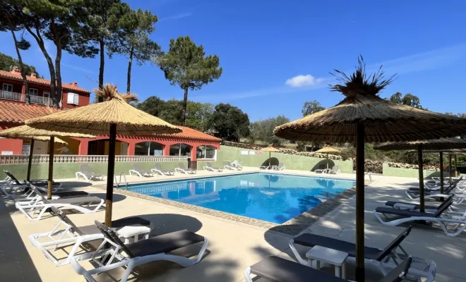 La Piscine au calme avec ses Parasols, Argelès-sur-Mer, Domaine des Mimosas
