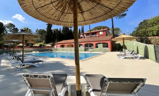 La Piscine au calme avec ses Parasols, Argelès-sur-Mer, Domaine des Mimosas
