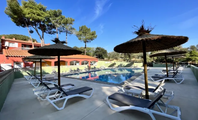 La Piscine au calme avec ses Parasols, Argelès-sur-Mer, Domaine des Mimosas