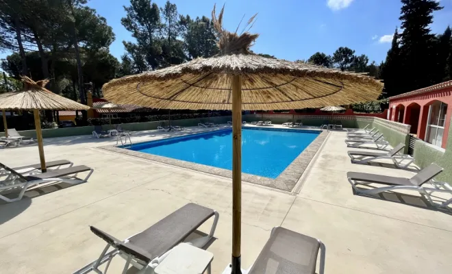 La Piscine au calme avec ses Parasols, Argelès-sur-Mer, Domaine des Mimosas