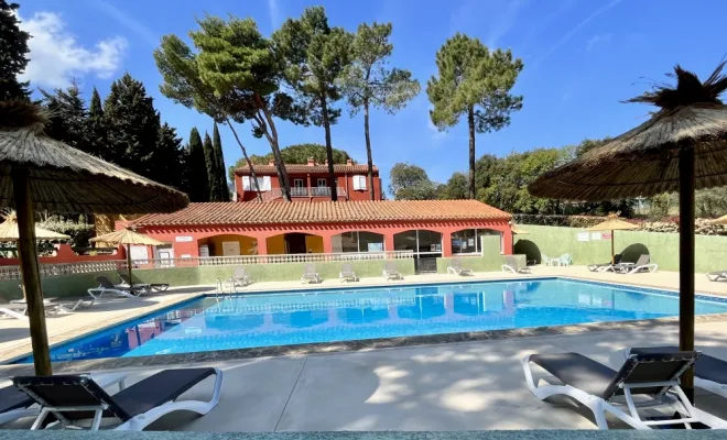 La Piscine au calme avec ses Parasols, Argelès-sur-Mer, Domaine des Mimosas