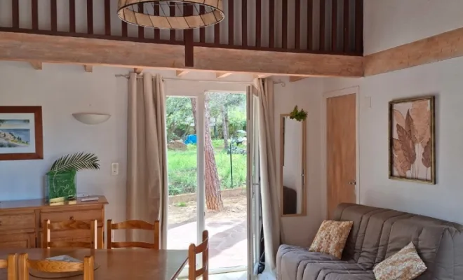 VILLAS ET APPARTEMENTS DANS UN CAMPING FAMILIAL AU COEUR DE LA NATURE., Argelès-sur-Mer, Domaine des Mimosas
